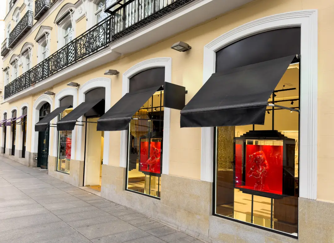Façade vitrine de magasin en aluminium sur mesure à Arvert